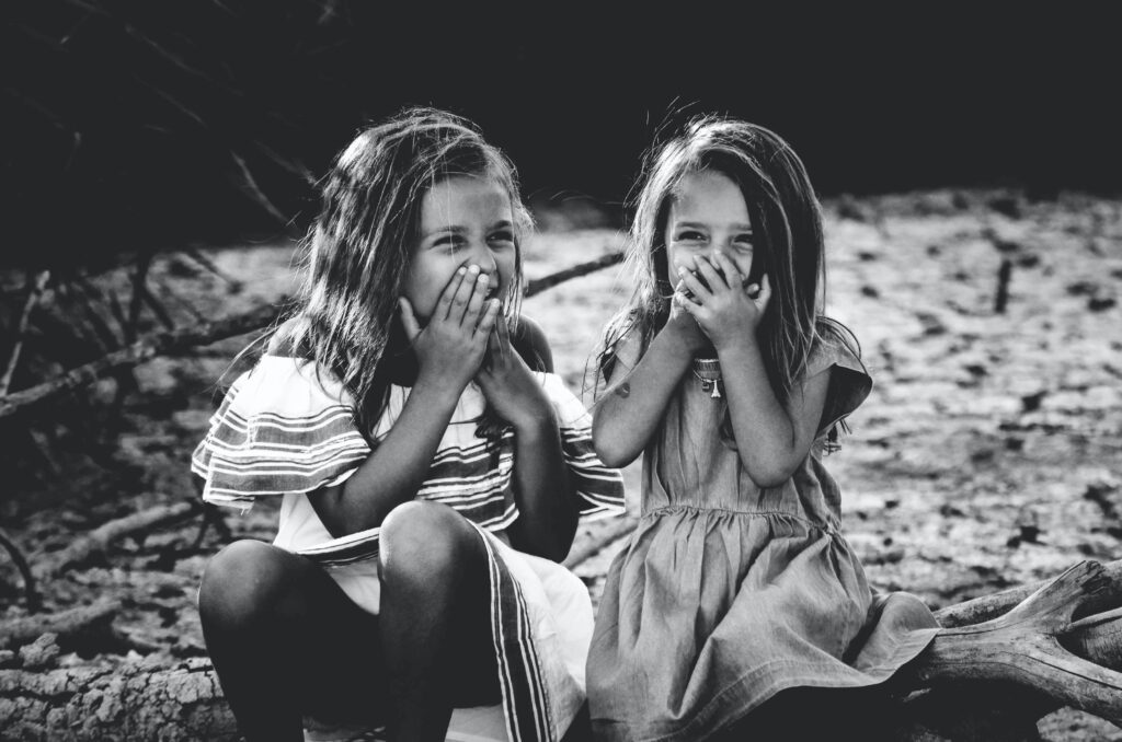 笑い合う2人の女の子の画像