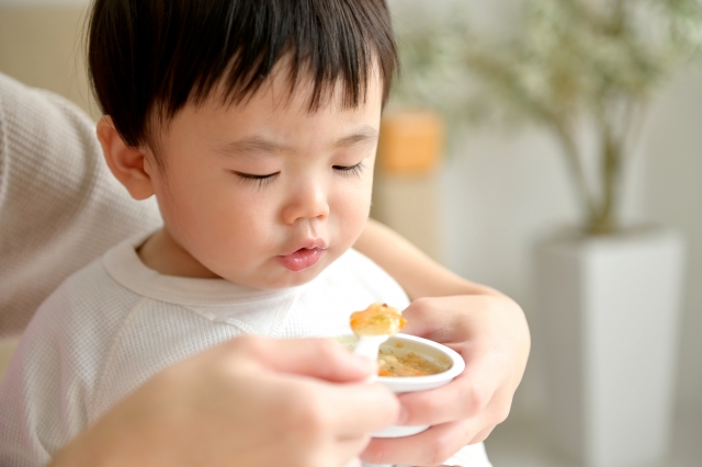 食事を食べる子供の画像