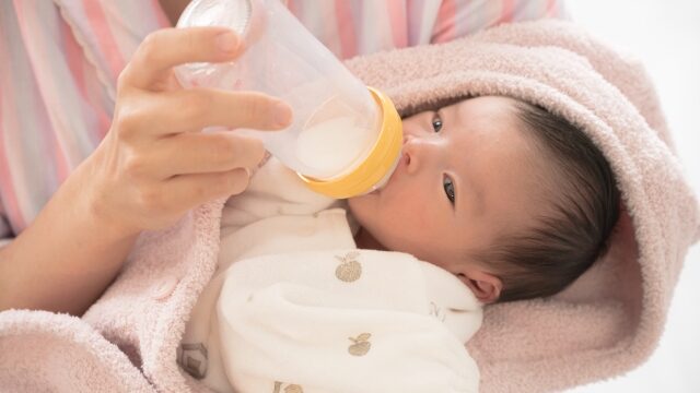 ミルクを飲む赤ちゃんの写真