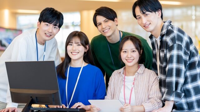 笑顔で働く従業員の画像
